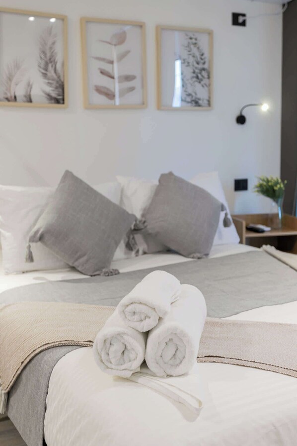 2 habitaciones, tabla de planchar con plancha, wifi y ropa de cama 