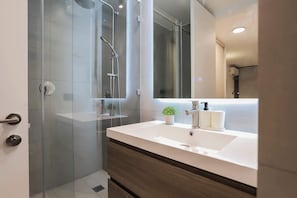 Dusche, Haartrockner, Handtücher