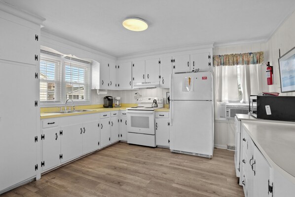 Kühlschrank, Mikrowelle, Herdplatte, Geschirrspüler