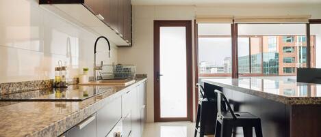 Frigorifero, microonde, forno, piano cottura