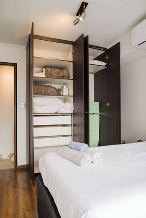2 habitaciones, tabla de planchar con plancha, wifi y ropa de cama 