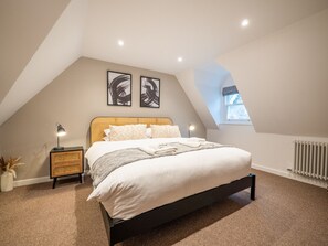 3 slaapkamers, een strijkplank/strijkijzer, gratis wifi, beddengoed