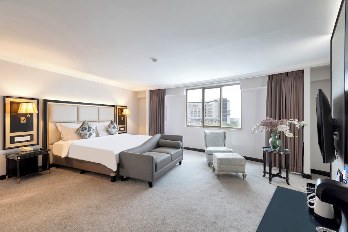 Executive Suite, City View
