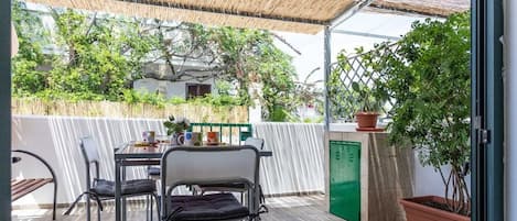 屋外ダイニングエリア