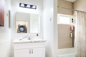 Ducha, secador de pelo, toallas y jabón