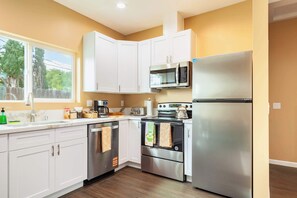 冰箱、微波炉、烤箱、炉灶