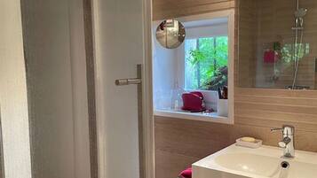 Douche, sĂšche-cheveux, bidet, serviettes fournies