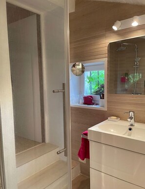 Douche, séchoir à cheveux, bidet, serviettes fournies
