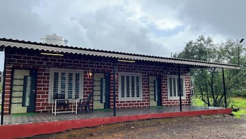 Deluxe Room | Courtyard view