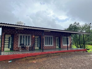 Deluxe Room | Courtyard view