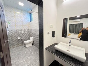 Kahden hengen deluxe-huone, järvinäköala | Kylpyhuone | Suihku, ilmaiset hygieniatuotteet, pyyhkeet, saippua