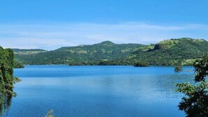 Un lago tranquilo rodeado de verdes colinas.