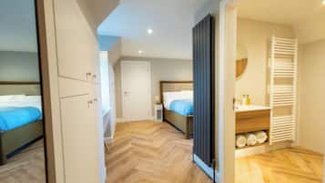 1 habitación, tabla de planchar con plancha y cuna de viaje