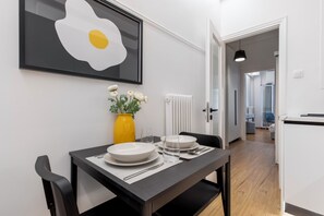 Studio, 1 lit double, cuisine, vue ville | Restauration dans la chambre