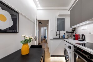 Studio, 1 Double Bed, Kitchen, City View | In-room dining