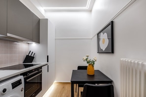 Studio, 1 parisänky, keittiö, kaupunkinäköala | Yksityinen keittiö | Täysikokoinen jääkaappi, uuni, liesi, espressokone