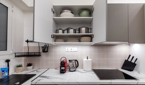 Studio, 1 lit double, cuisine, vue ville | Cuisine privée | Grand réfrigérateur, four, plaque de cuisson, machine à expresso