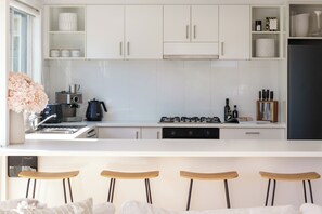 Een koelkast, een magnetron, een oven, een kookplaat