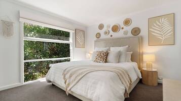 4 habitaciones, tabla de planchar con plancha, wifi y ropa de cama