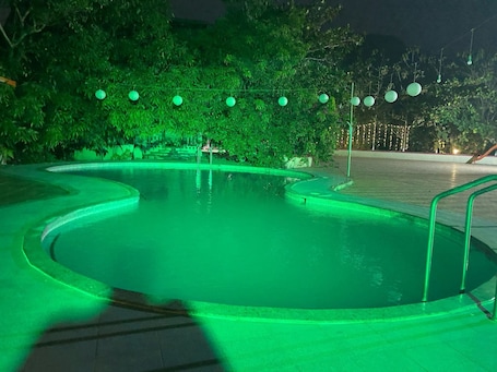 Una piscina al aire libre