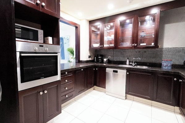 Deluxe Apartment, 2 Bedrooms, Non Smoking, Kitchen | Private kitchen