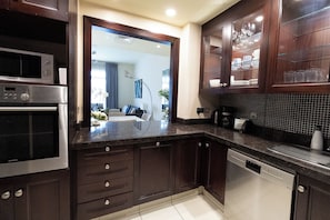 Appartement Deluxe, 2 chambres, non-fumeurs, cuisine | Cuisine privée | Grand réfrigérateur, micro-ondes, four, lave-vaisselle