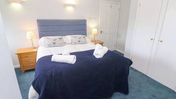 2 dormitoris, decoració individual i mobiliari individual