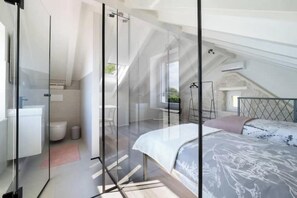 2 bedrooms, desk, travel cot, WiFi