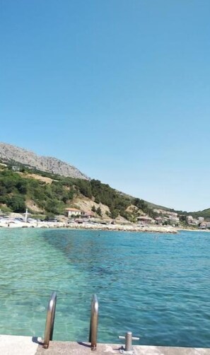 Chaises longues, serviettes de plage