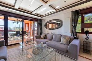 TV connectée, table de tennis de table, chaîne hi-fi, espaces bureaux