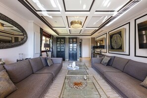 Smart-TV, Tischtennisplatte, Stereoanlage, Arbeitsbereiche