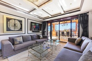 Smart-TV, Tischtennisplatte, Stereoanlage, Arbeitsbereiche