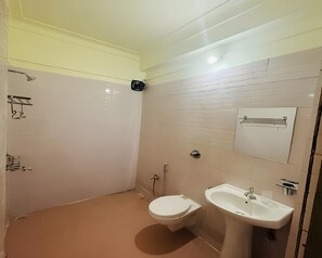 Habitación clásica | Baño | Ducha, artículos de higiene personal gratuitos y secador de pelo