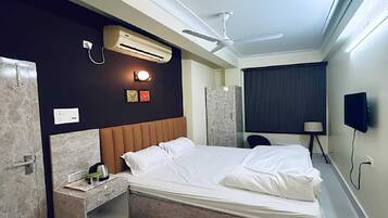 Classic Room | Desk, laptop workspace, free WiFi