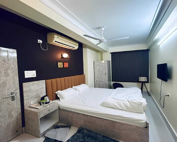 Classic Room | Desk, laptop workspace, free WiFi