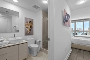 Dusj, hårføner og håndklær