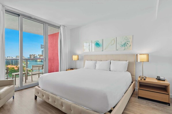 2 habitaciones, escritorio y tabla de planchar con plancha 