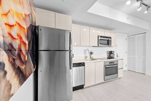 Kjøleskap, mikrobølgeovn, ovn og kokeplater