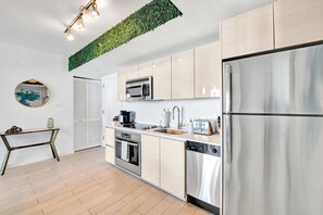 Geladeira, micro-ondas, fogão, cooktop