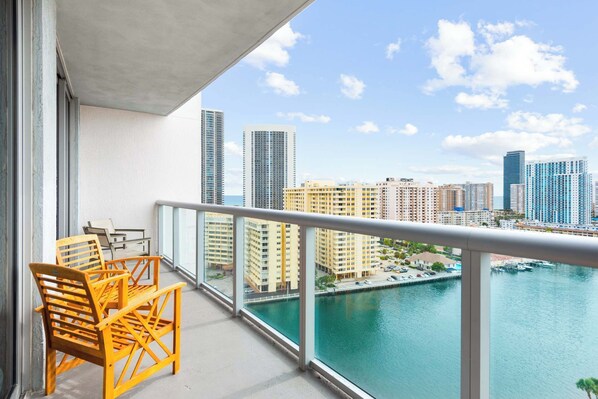 Property grounds - Bayfront Bliss - Beachside Services - 17th Floor (Hallandale Beach)