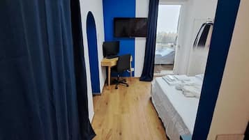 2 Schlafzimmer, Schreibtisch, Bügeleisen/Bügelbrett, Reisekinderbett