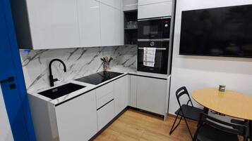 Kühlschrank, Mikrowelle, Ofen, Herdplatte