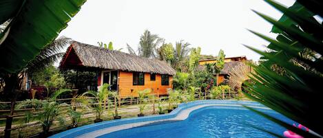 Façade de lâhĂ©bergement â soirĂ©e/nuit