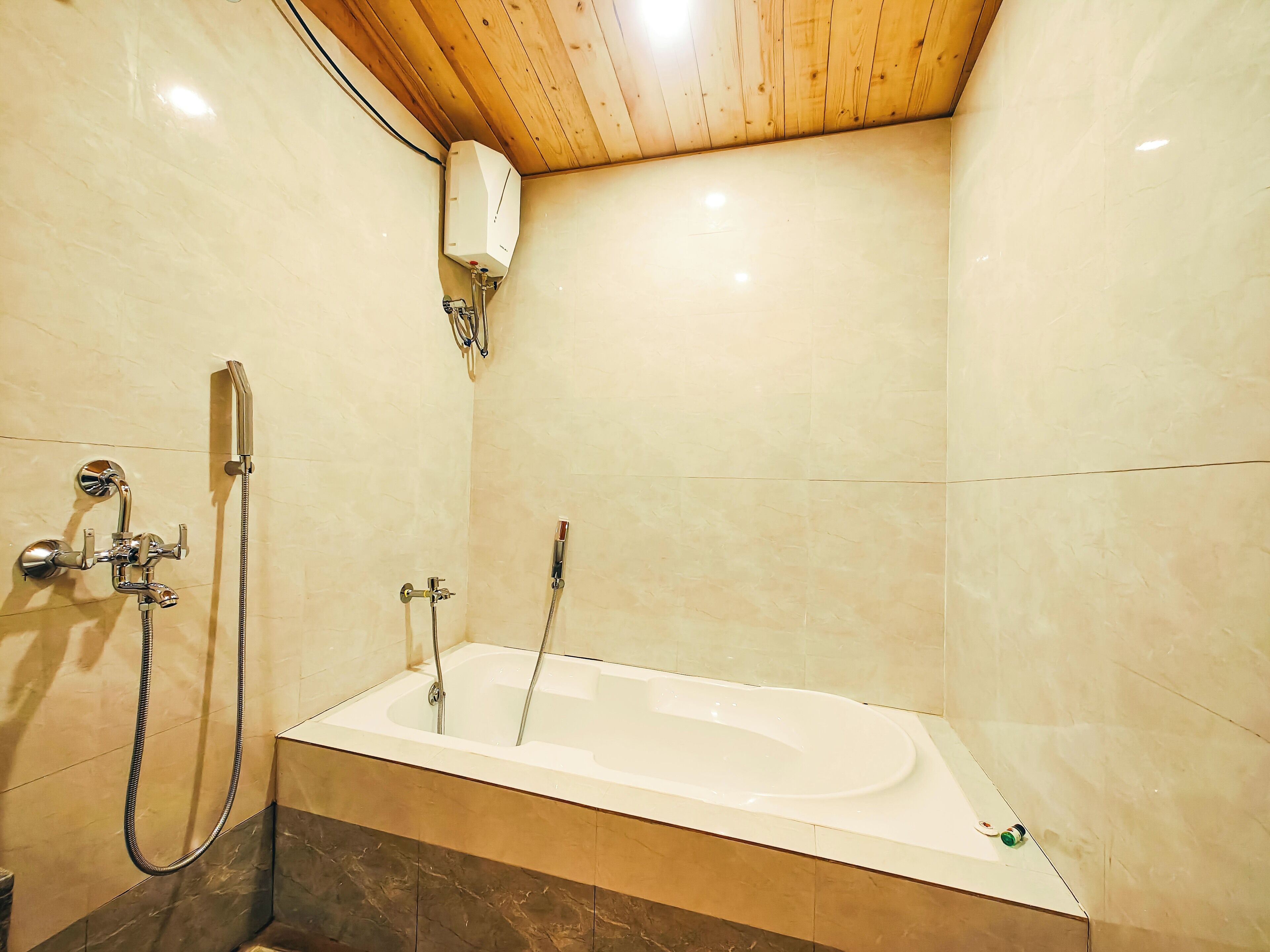 Une salle de bain équipée d’une baignoire, d’une douche et d’un radiateur fixé au mur.