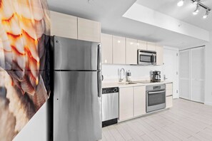 Kühlschrank, Mikrowelle, Ofen, Herdplatte