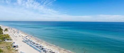 Una spiaggia nelle vicinanze