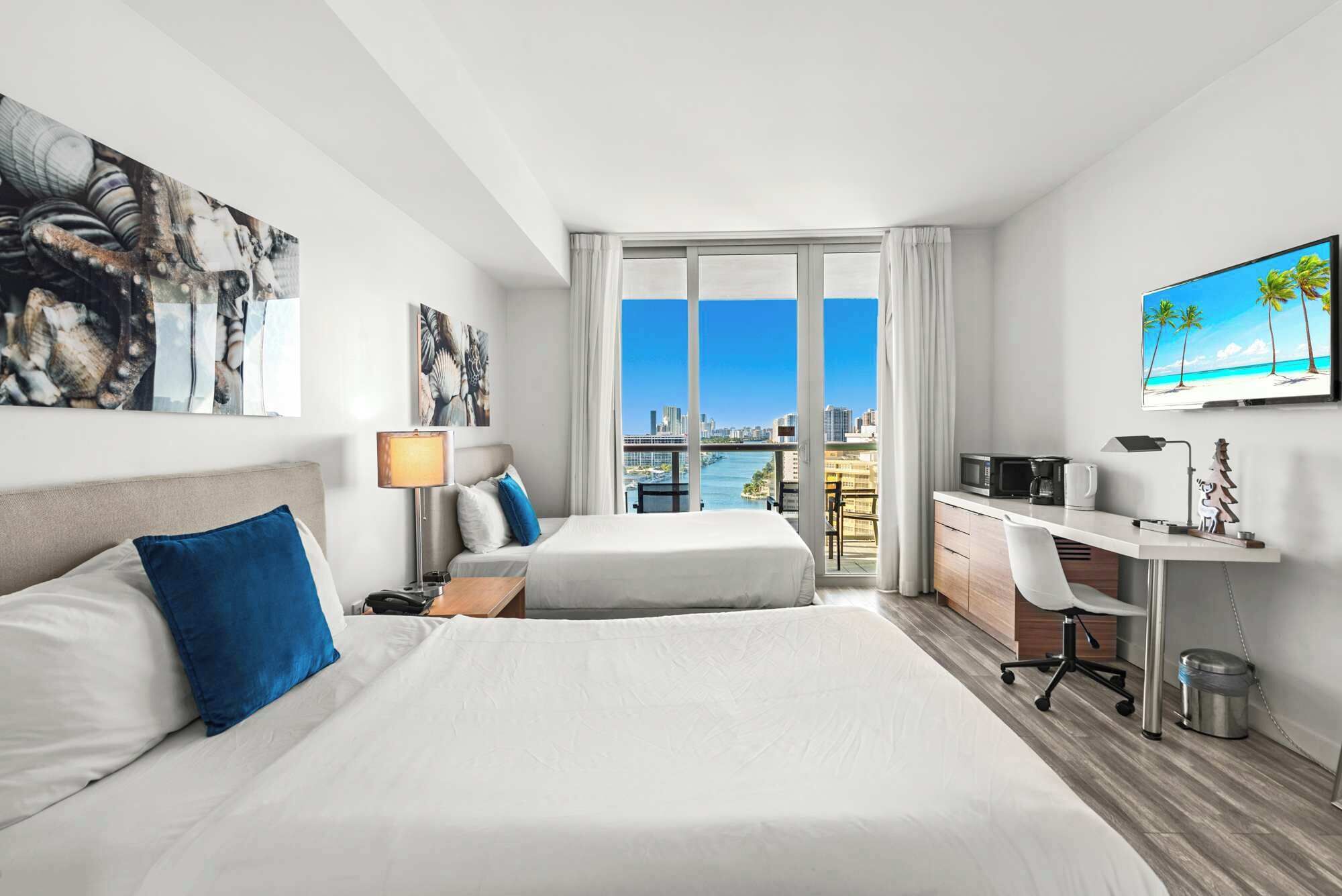 Escritorio, tabla de planchar con plancha, wifi y ropa de cama 