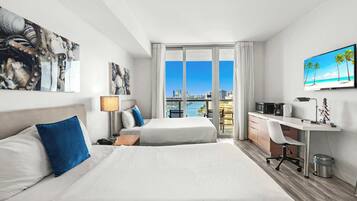 Escritorio, tabla de planchar con plancha, wifi y ropa de cama