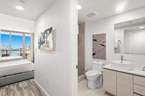 Douche, sèche-cheveux, serviettes fournies