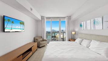 2 habitaciones, escritorio y tabla de planchar con plancha